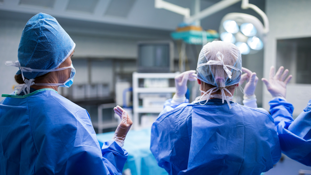 Stradiņa slimnīcā veikta Latvijā simtā nieres transplantācija no dzīva donora