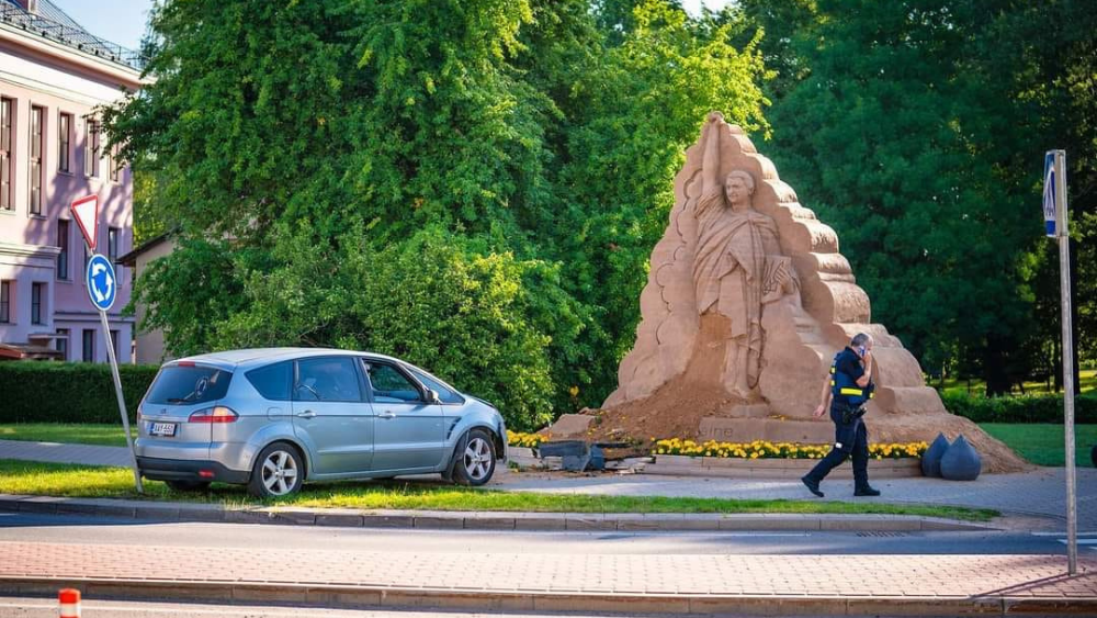 Igaunijas policija aiztur vīrieti, kurš ar auto ietriecās latviešu mākslinieces veidotajā Zelenska smilšu skulptūrā