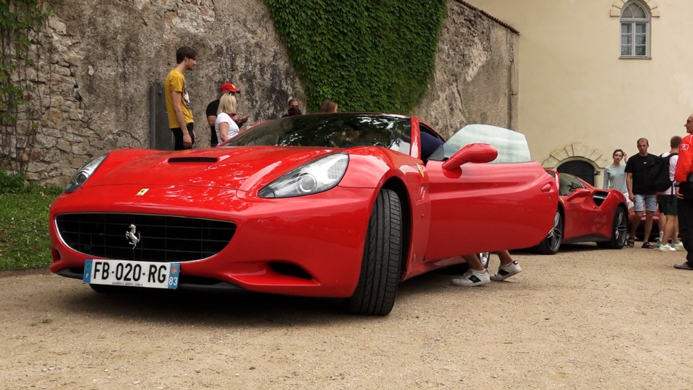 Latvijā “Ferrari” automašīnu tūre