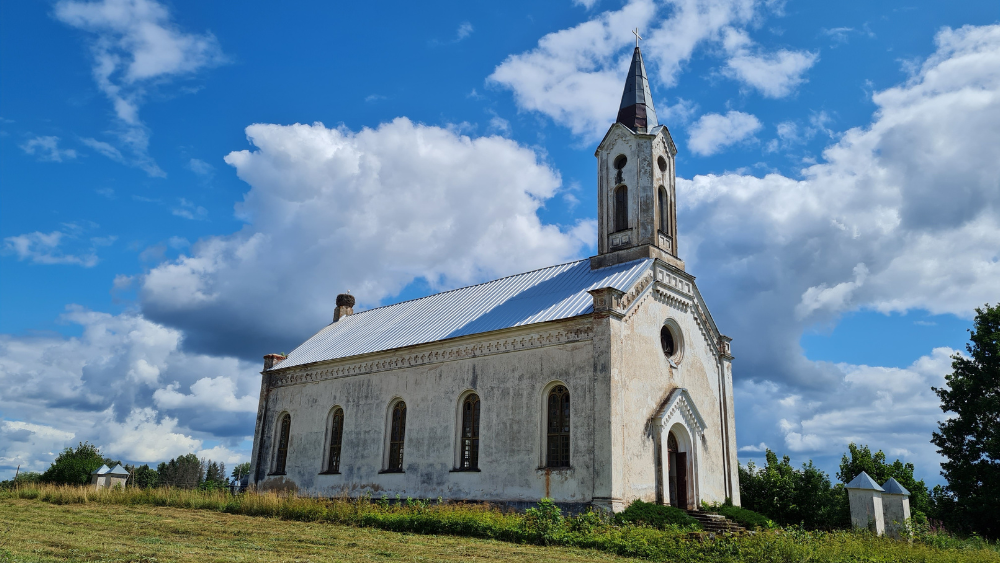 Červonkas baznīcas logos varētu izvietot krāsainas vitrāžas