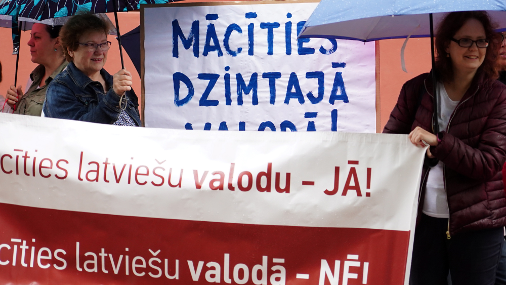 Pie Saeimas protestē pret pāreju uz mācībām tikai latviešu valodā