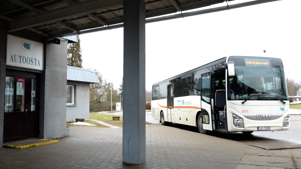 Sestdien atcelti 17 autobusu reisi uz un no Liepājas
