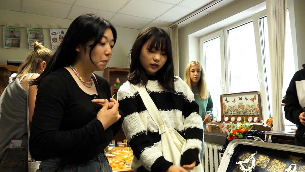 Skolnieces no Japānas iepazīst Latviju un Rūjienu