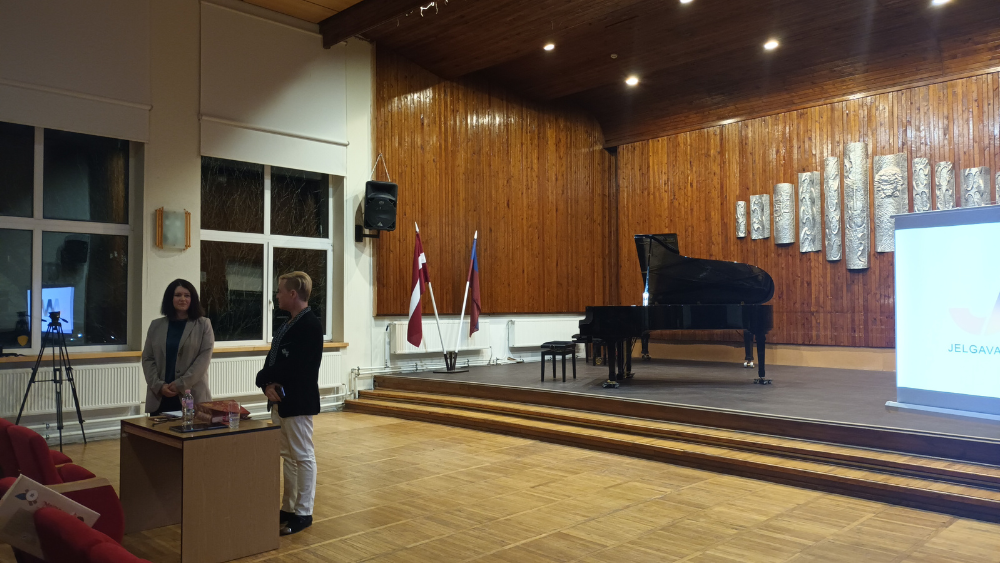 Jelgavas vidusskolas audzēkņi īpašā meistarklasē apgūst aktieru prasmes mūziķiem