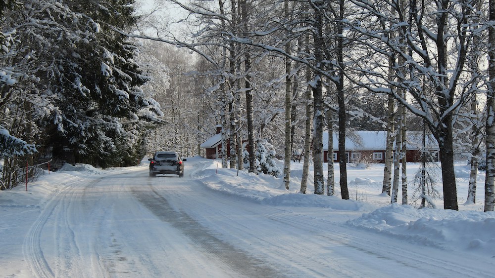 Šorīt gandrīz visā Latvijā galvenie un reģionālie autoceļi ir sniegoti un apledo