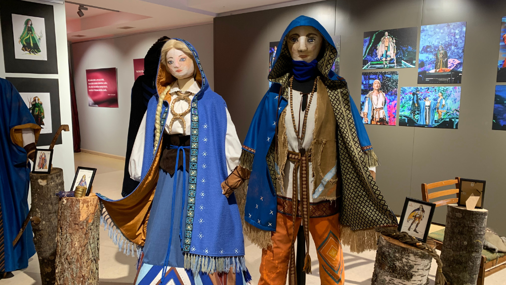 Ogres muzejā 17 rokoperas “Lāčplēsis” kostīmi un tērpu skices