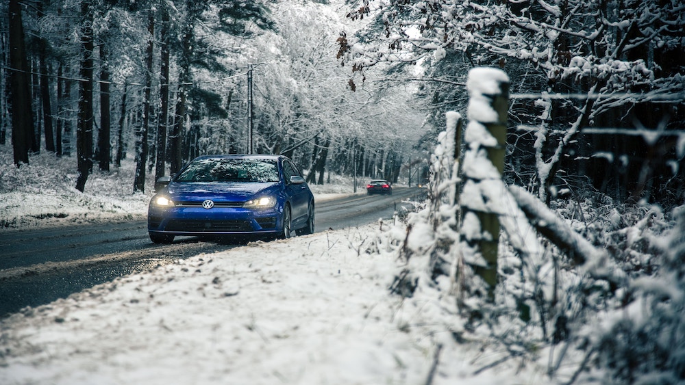 Sniega un apledojuma dēļ šorīt daudzviet Latvijā apgrūtināta braukšana