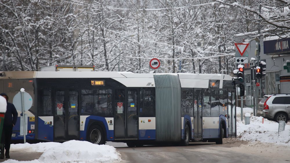 Jau no paša rīta sniega dēļ Rīgā autobusi un trolejbusi kavējas 20 minūtes