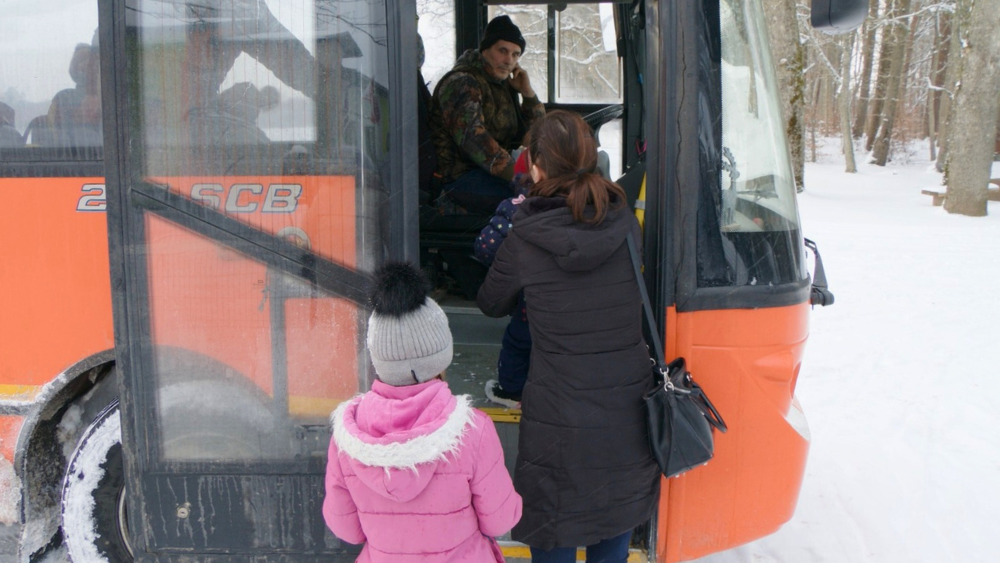 Dienvidkurzemes novadā nodrošina pavadoni bērniem skolēnu autobusā