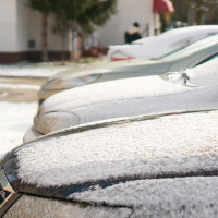 Snigšanas dēļ daudzviet apgrūtināti braukšanas apstākļi