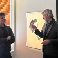 Aktieris Vilis Daudziņš zīmē mobilajā telefonā un zīmējumus eksponē izstādē