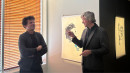 Aktieris Vilis Daudziņš zīmē mobilajā telefonā un zīmējumus eksponē izstādē