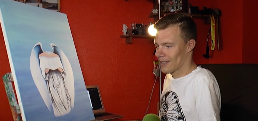 Mareks Odumiņš - gleznotājs ar otu mutē