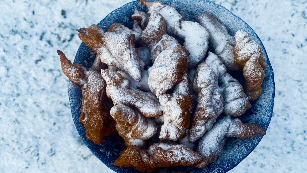 Kraukšķīgi mājās gatavoti žagariņi ar pūdercukuru – klasiska Ziemassvētku recepte.