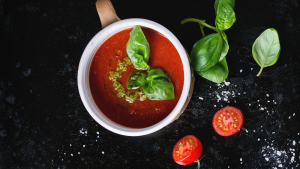 Svaigs mājās gatavots tomātu un bazilika pesto burciņā.