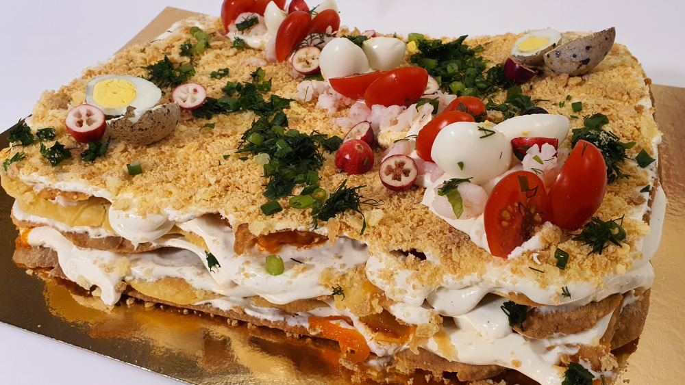 Sāļā Napoleona kūka ar krēmsiera krēmu, garnelēm, tomātiem un zaļumiem.