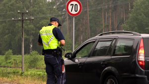Valsts policijas darbinieks apstādinājis automašīnu