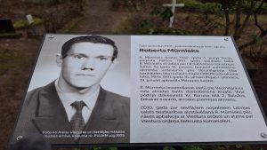 Robertam Mūrniekam veltīta piemiņas plāksne ar viņa foto un informāciju par dzīvi un traģisko nāvi.