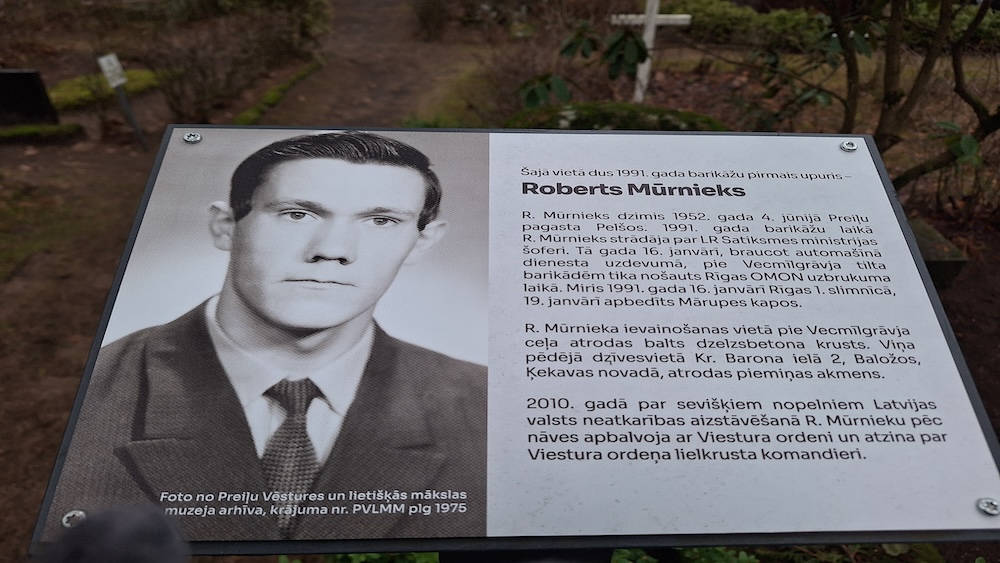 Robertam Mūrniekam veltīta piemiņas plāksne ar viņa foto un informāciju par dzīvi un traģisko nāvi.