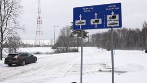 Ceļazīme, kas norāda tehniskās apskates un numuru salīdzināšanas virzienus ziemas laikā.