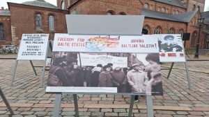 t: Plakātu izstāde Doma laukumā, atzīmējot 1991. gada barikāžu atceres dienu.