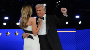 Donalds Tramps un Melānija Trampa dejo inaugurācijas ballē.