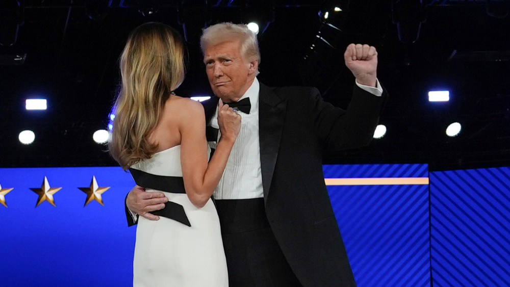 Donalds Tramps un Melānija Trampa dejo inaugurācijas ballē.