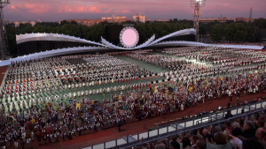 Skolu jaunatnes dziesmu un deju svētku dalībnieki uzstājas Daugavas stadionā.