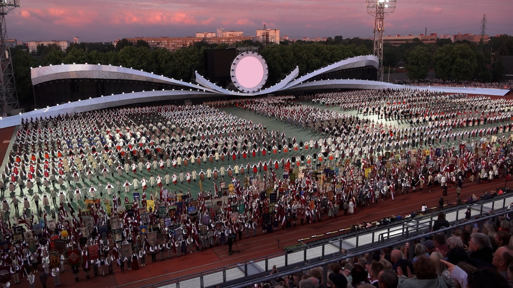 Skolu jaunatnes dziesmu un deju svētku dalībnieki uzstājas Daugavas stadionā.