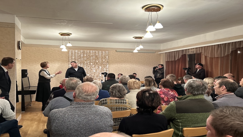 Suntažu iedzīvotāju tikšanās ar ministri par Kangaru kalna ceļa atjaunošanu.