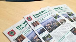 Jēkabpils novada pašvaldības informatīvais izdevums "Jēkabpils Novada Vēstis" uz galda.