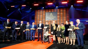 "Trīs zvaigžņu balvas" 2024. gada laureāti uz apbalvošanas ceremonijas skatuves Rīgā.