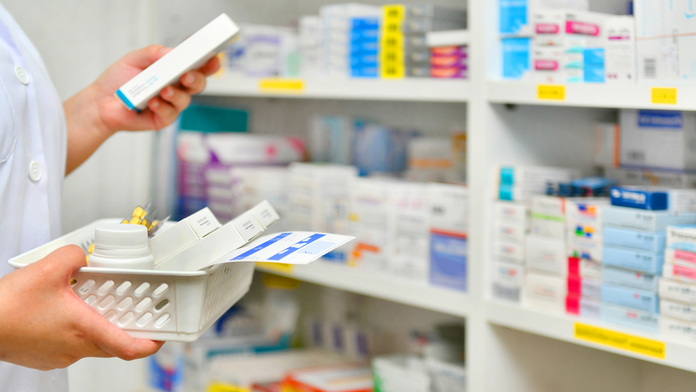 Farmaceits aptiekā pārbauda medikamentus un zāļu iepakojumus.