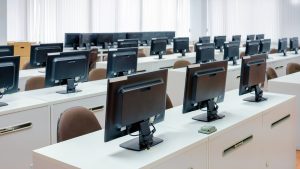 Tukša datorklase ar datoriem un darbstacijām.