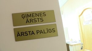 Ģimenes ārsta un ārsta palīga kabineta norādes plāksnes uz sienas.