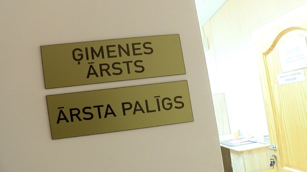 Ģimenes ārsta un ārsta palīga kabineta norādes plāksnes uz sienas.