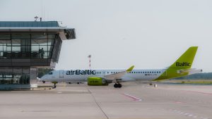 airBaltic lidmašīna uz skrejceļa pie lidostas termināļa
