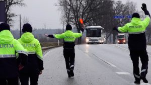 Latvijas policija veic satiksmes kontroli uz ceļa.