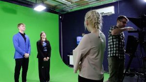 Filmēšanas process studijā ar zaļo ekrānu.