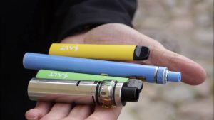 Plaukstā tur elektroniskās smēķēšanas ierīces
