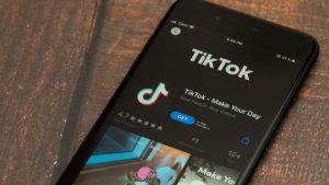 TikTok aplikācijas lejuplādes lapa iPhone ekrānā.