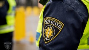 Latvijas Valsts policijas formas tērps ar emblēmu.