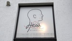 Head Line privātklīnikas logotips uz loga