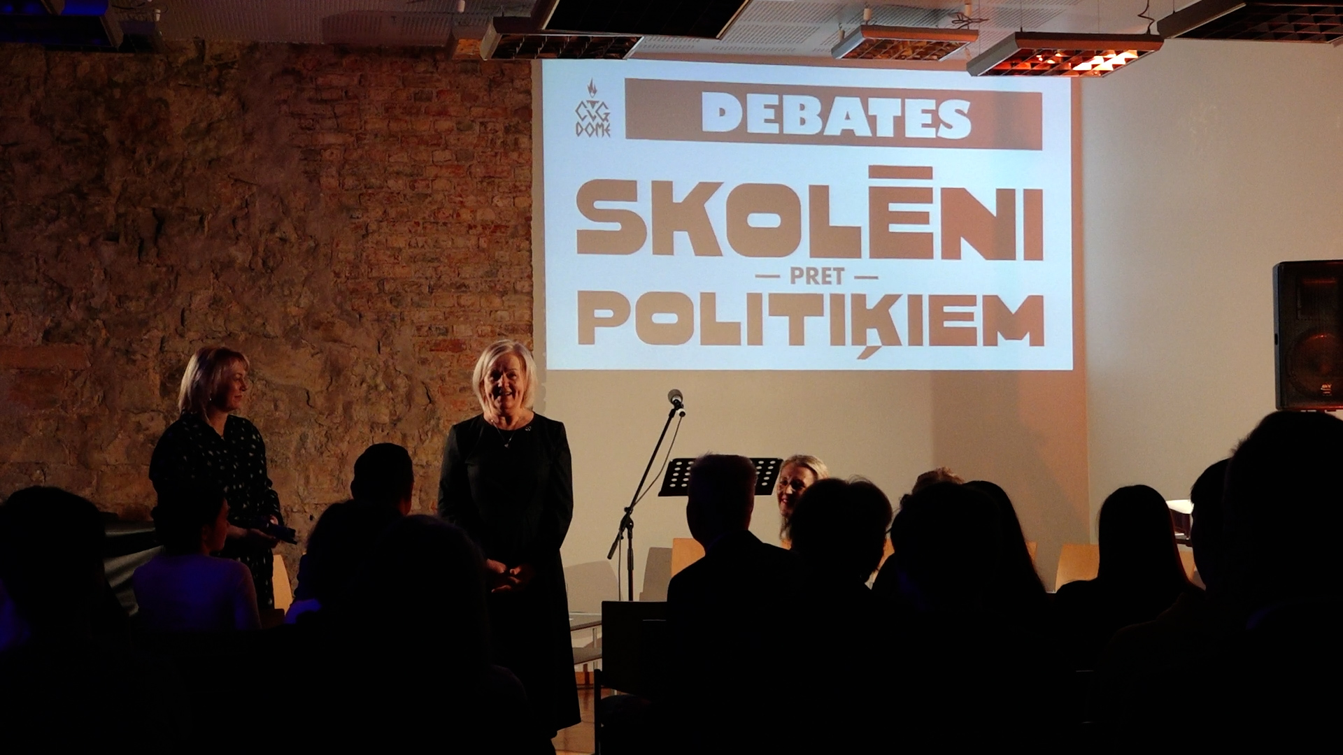 Debašu pasākums ar nosaukumu 'Skolēni pret politiķiem' Cēsu Valsts ģimnāzijā