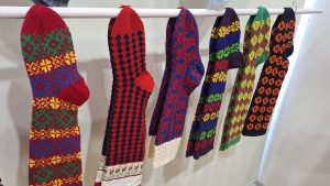 Tradicionālās latviešu rakstainās zeķes ar košiem krāsu un ornamentu motīviem