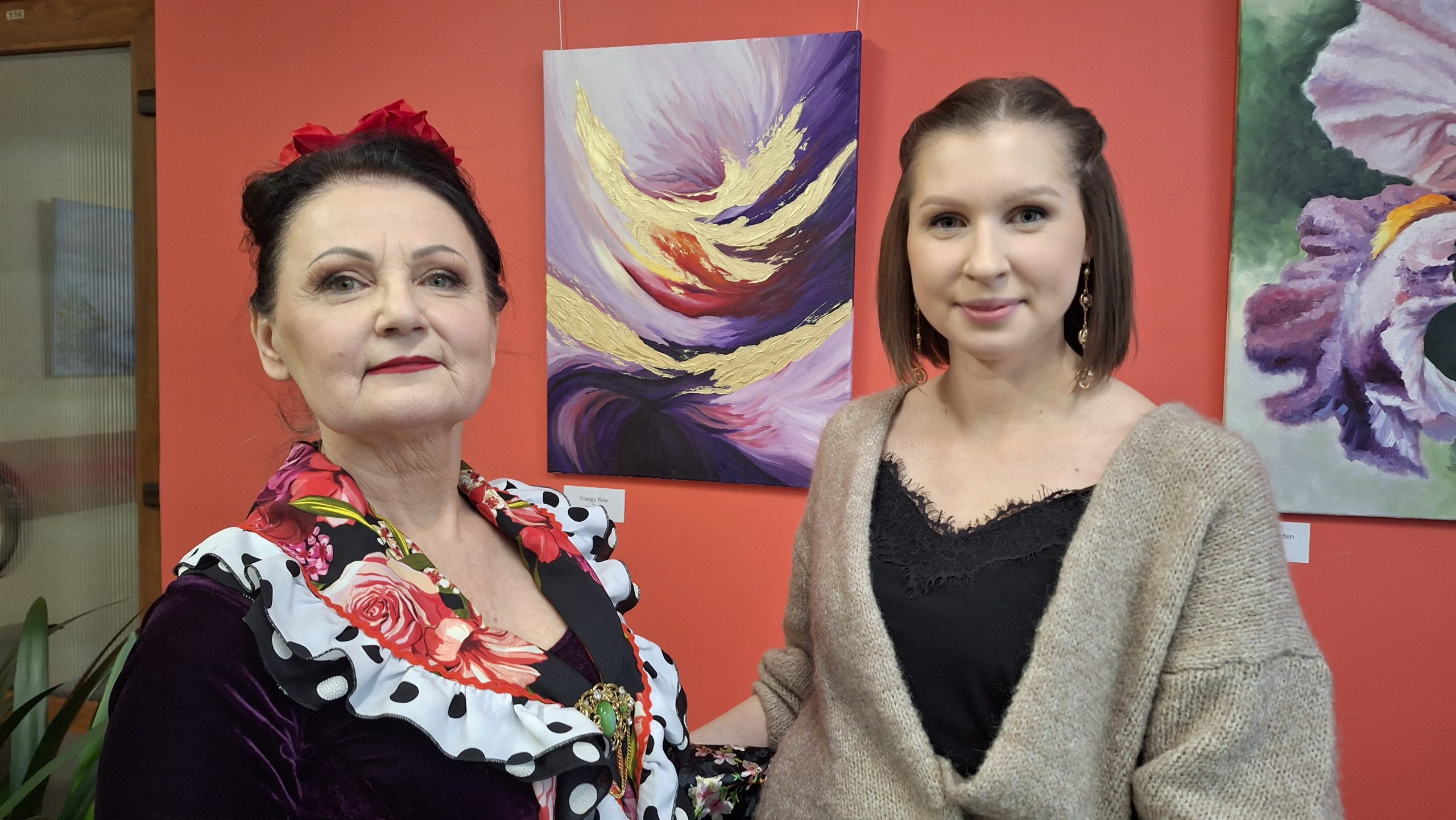 Māte un meita – Regīna Vasiļjeva un Iveta Romanovska – pie savām gleznām izstādē 