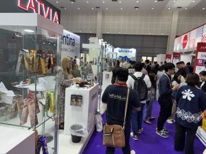 Latvijas stends izstādē “Gulfood” Dubaijā ar apmeklētājiem un pārtikas produktiem.