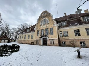 Vecbebru muiža ziemā ar sniegotu pagalmu.