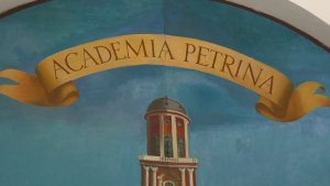 Academia Petrina nosaukums uz sienas gleznojuma.