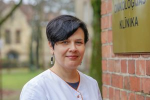 Ārste hematoloģe Kristīne Bernāte pie onkoloģijas klīnikas ēkas